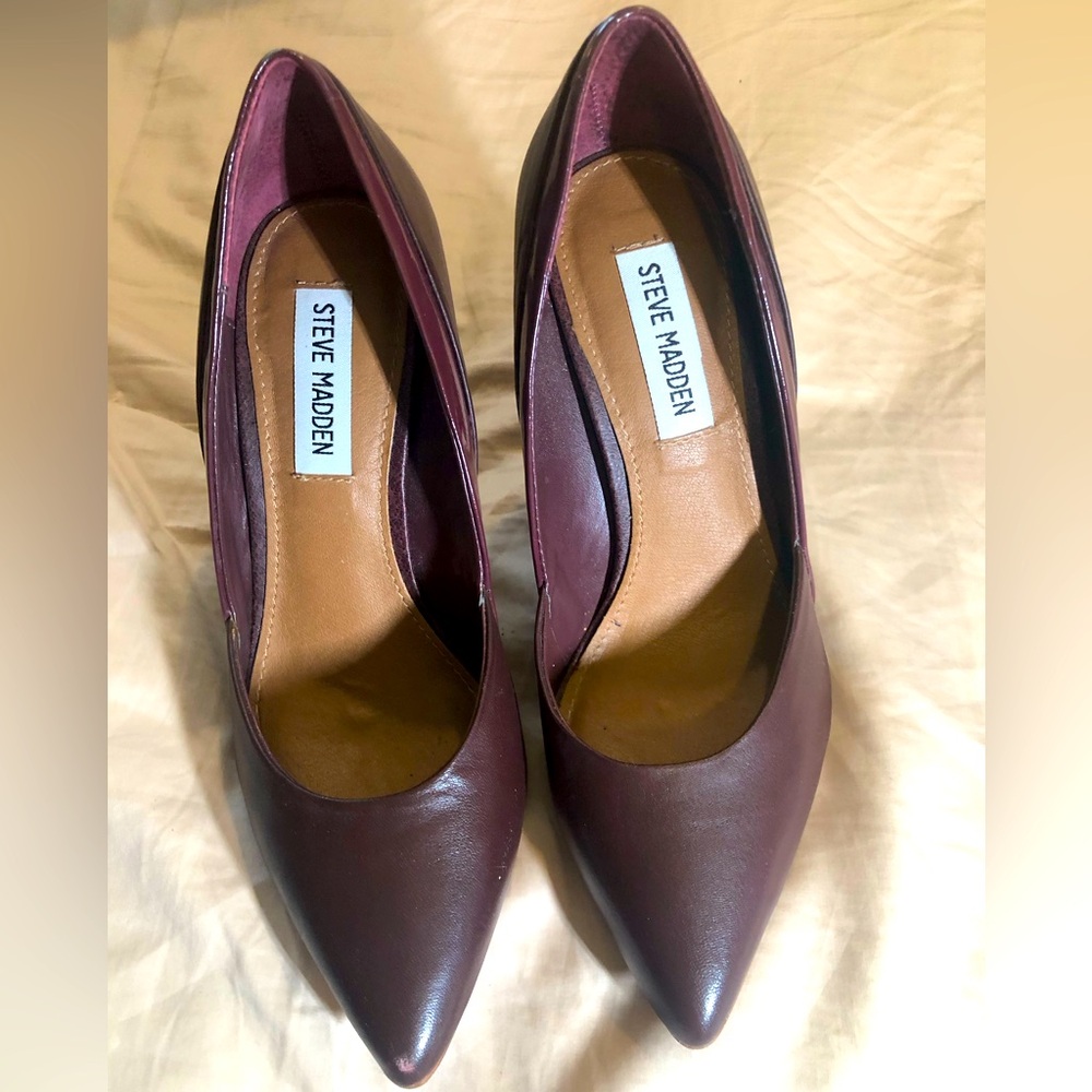Size 7 burgundy pumps